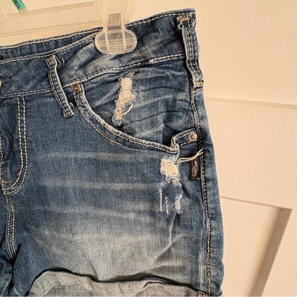 Silver jeans, denim shorts, light, distressing, cute, summer, vacation, cruise - Picture 2 of 5